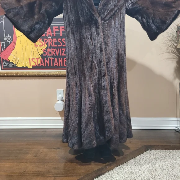 Beautiful Full-Length Brown Mink Fur Coat – Excellent Condition! - Picture 4 of 5